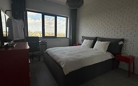 Urban Heights - Bucharest Skyline Apartment
